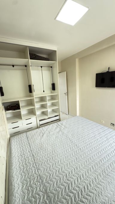 Suite 1 cama de casal e armários embutidos