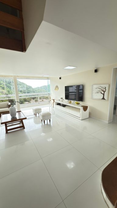 Sala de estar com vista panorâmica