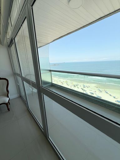Varanda com vista mar da praia de Pitangueiras e Astúrias