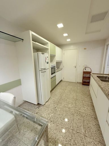 Cozinha com armários planejados e elétrico domésticos
