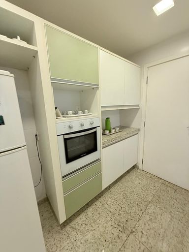 Cozinha com armários planejados e elétrico domésticos
