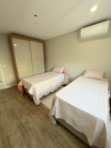 Suite 2  -  2 camas de de solteiro, armários e ar condicionado