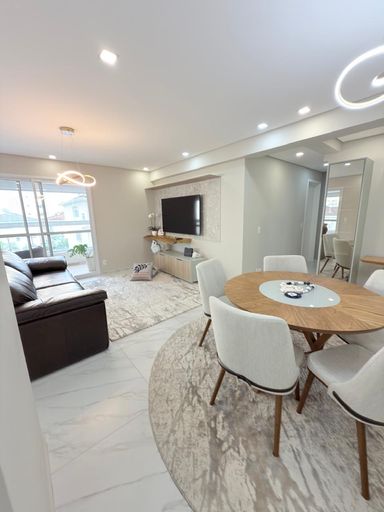 Sala de jantar, integrada com sala de estar e varanda