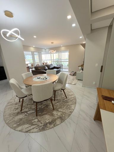 Sala de jantar, integrada com sala de estar e varanda