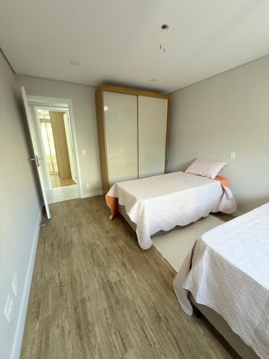 Suite 2 -  2 camas de de solteiro, armários e ar condicionado