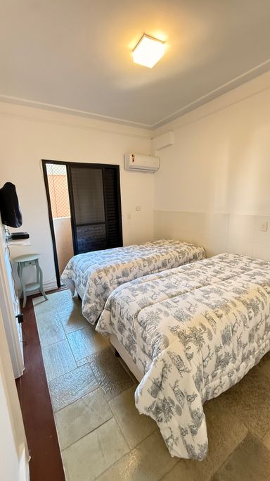 Suite 1 - sacada, 2 camas de casal. arma´rios embutidos, TV e climatizada.