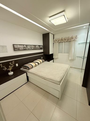 Suíte 2 - cama box, armários, TV e ar condicionado
