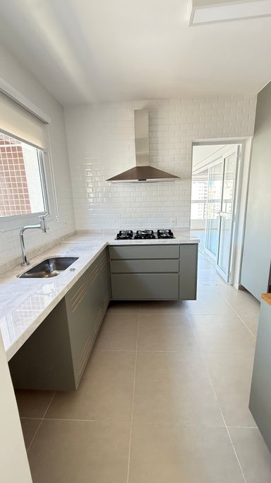 Cozinha com armários fogão e forno