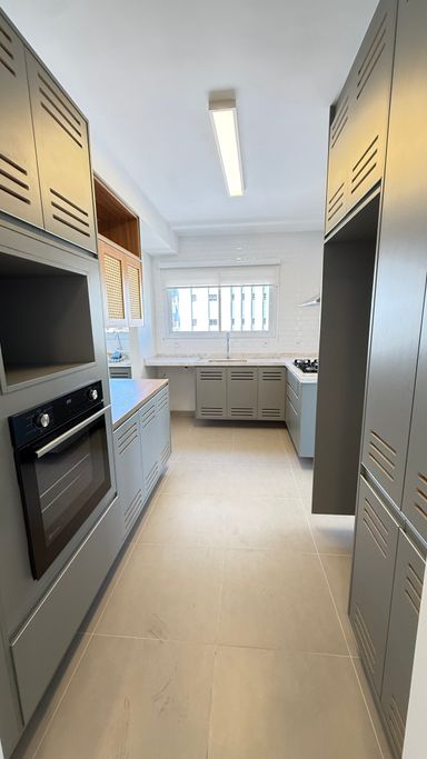 Cozinha com armários fogão e forno