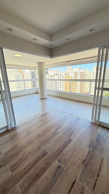 Varanda fechada com vidro intergada a sala