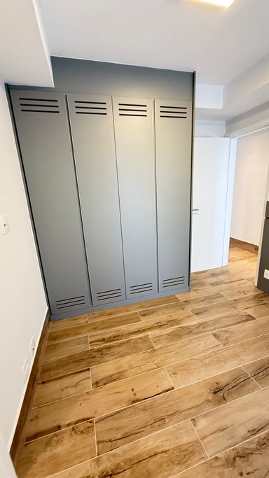 Suite 1 com varanda fechada com vidro e cortina, armários embutidos e ar condicionado