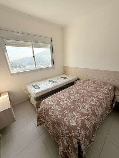 Quarto 2 com armários planejados, 2 camas de solteiro e ar condicionado