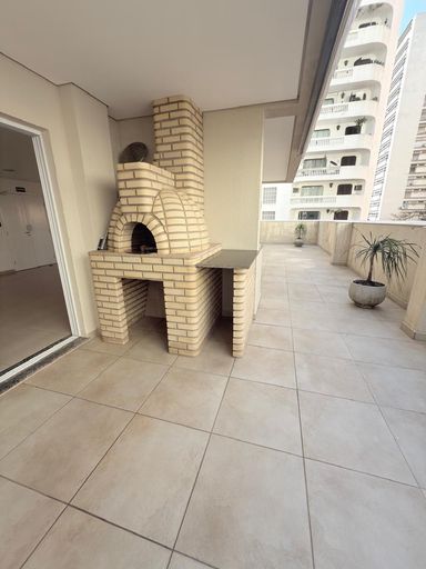 Salão de festas com forno de pizza e churrasqueira