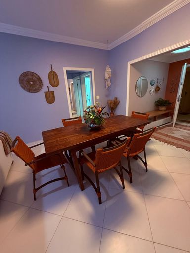 Sala de jantar com mesa e ar condicionado