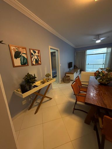 Sala de jantar com mesa e ar condicionado