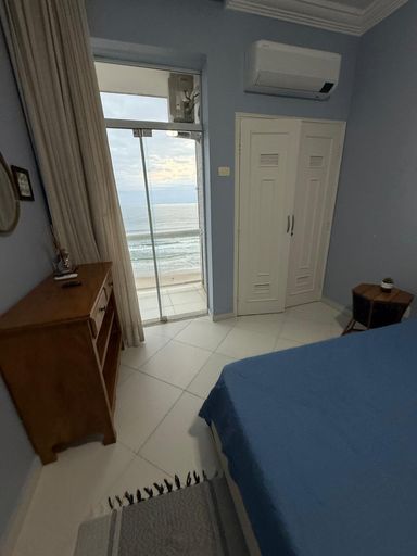 Suíte 1- Vista mar, com cama de casal, armário, sofá e ar condicionado condicionado e vista mar
