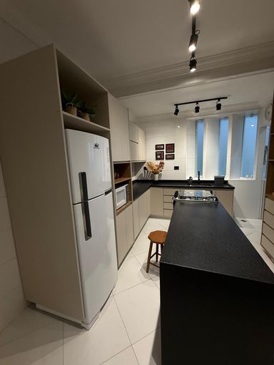 Cozinha completa com armários e utensílios domésticos