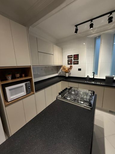 Cozinha completa com armários e utensílios domésticos