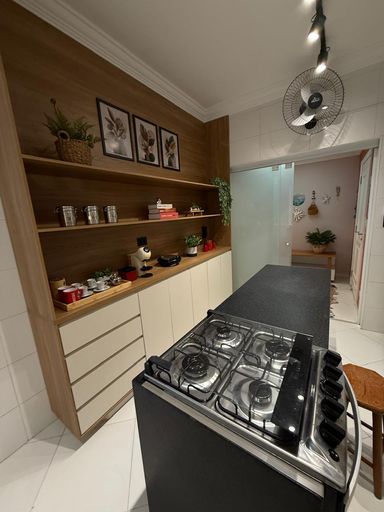 Cozinha completa com armários e utensílios domésticos