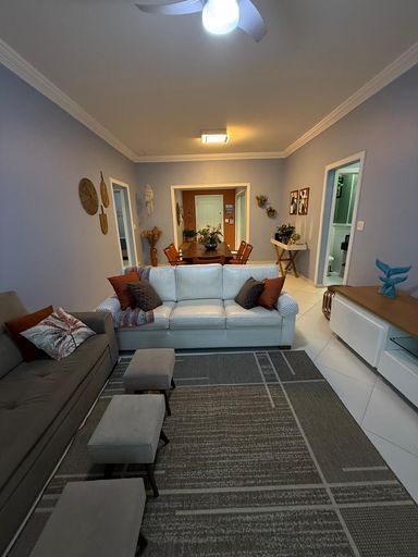 Sala de estar com sofás rack e TV