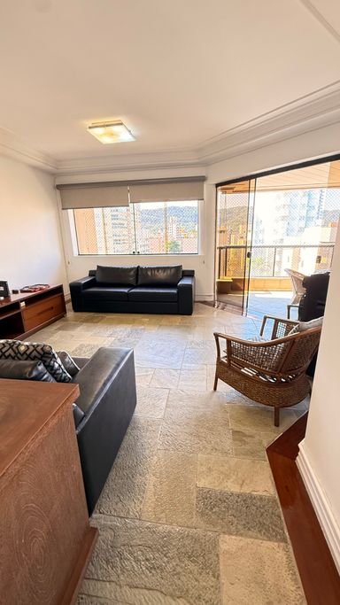 Sala de estar intergada a sala de jantar, mobiliada e climatizada