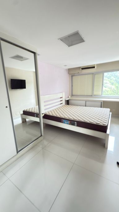 Suíte 2 com armários embutidos e cama de casal