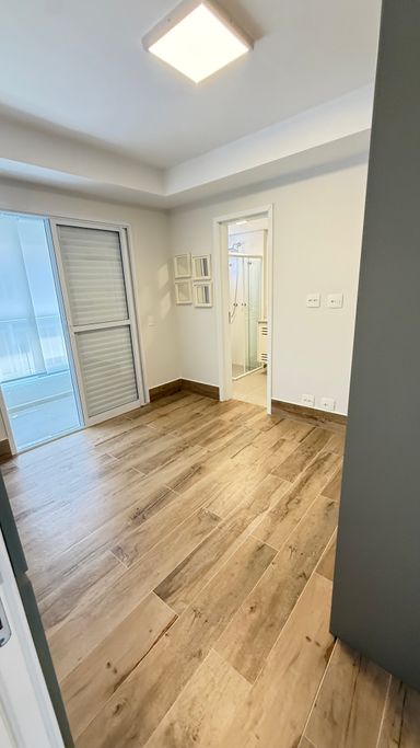 Suite 1 com varanda fechada com vidro e cortina, armários embutidos e ar condicionado