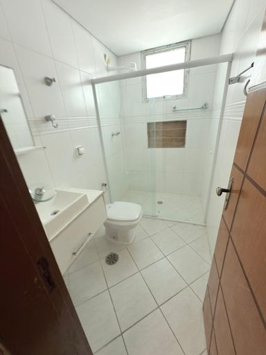 Banheiro que serve o quarto 2 e 3