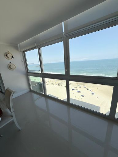 Varanda com vista mar da praia de Pitangueiras e Astúrias