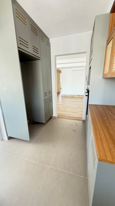 Cozinha com armários fogão e forno