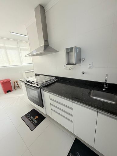 Cozinha integrada, com armários e utensílios