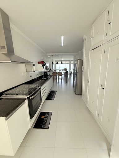 Cozinha integrada, com armários e utensílios