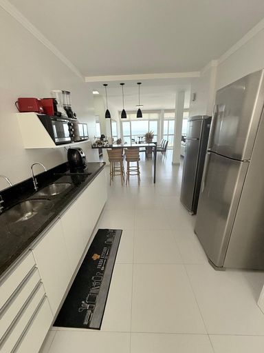 Cozinha integrada, com armários e utensílios