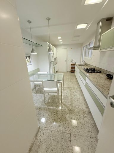 Cozinha com armários planejados e elétrico domésticos