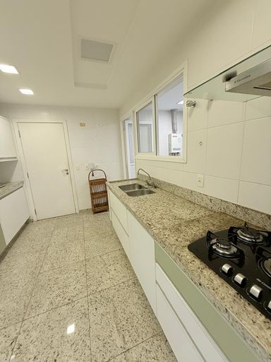 Cozinha com armários planejados e elétrico domésticos