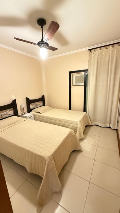 Quarto 3 - armários embutidos, com 2 camas de solteiro e ar condicionado.