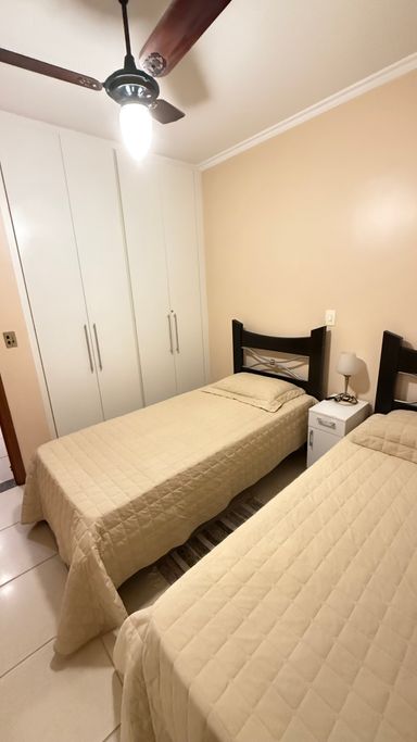 Quarto 3 - armários embutidos, com 2 camas de solteiro e ar condicionado.