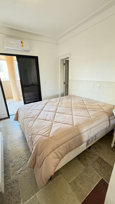 Suite 2 - 1 cama de casal, TV, armarios embutidos e climatizada.