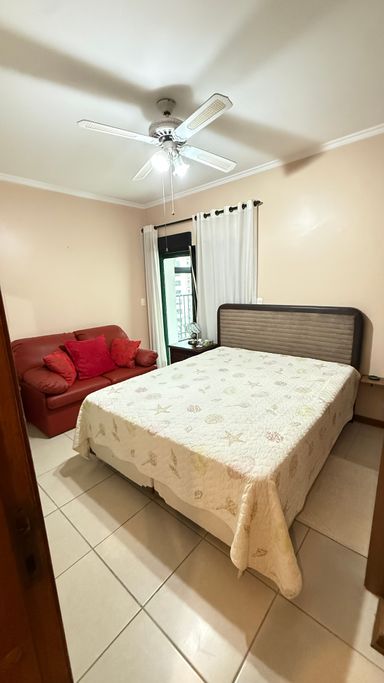 Suite 1 - armários embutidos, cama de casal e varanda fechada.