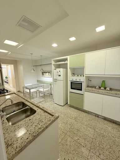 Cozinha com armários planejados e elétrico domésticos