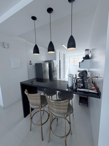 Cozinha integrada, com armários e utensílios