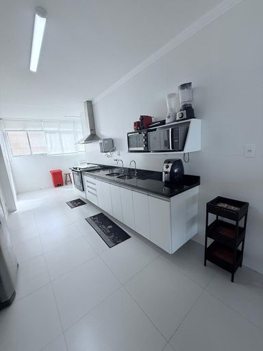 Cozinha integrada, com armários e utensílios
