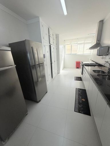 Cozinha integrada, com armários e utensílios