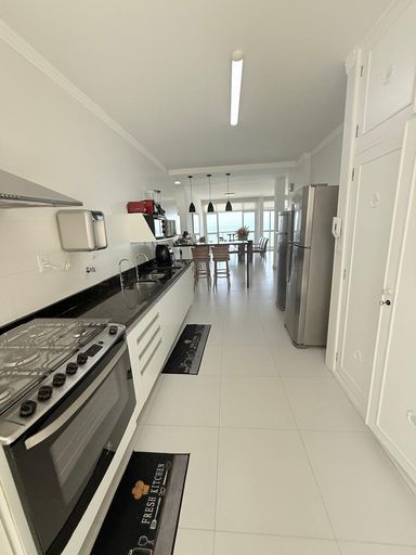 Cozinha integrada, com armários e utensílios