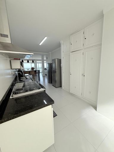 Cozinha integrada, com armários e utensílios
