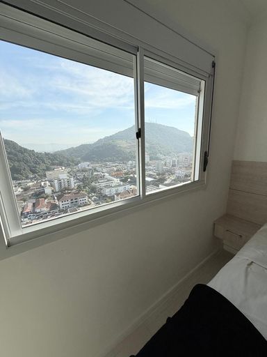 Suíte com cama de casal, armários planejados e ar condicionado.