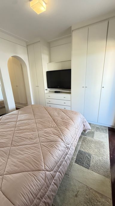 Suite 2 - 1 cama de casal, TV, armarios embutidos e climatizada.