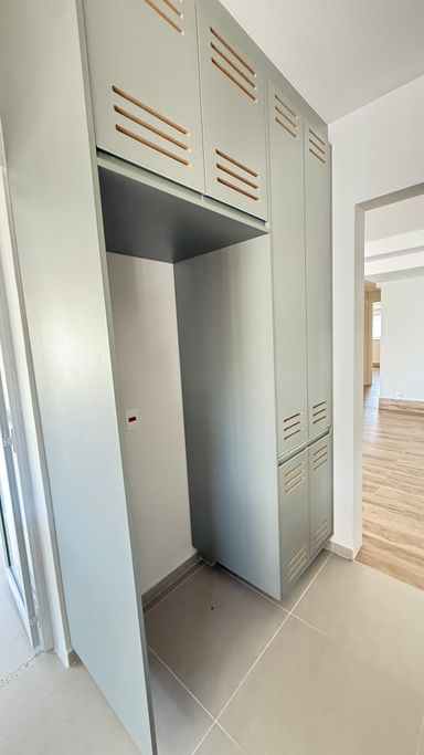 Cozinha com armários fogão e forno