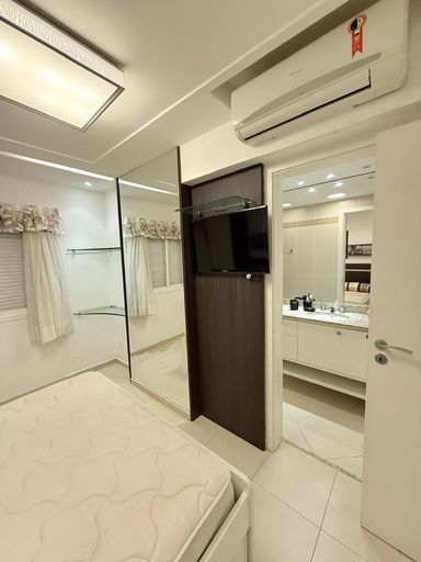 Suíte 2 - cama box, armários, TV e ar condicionado