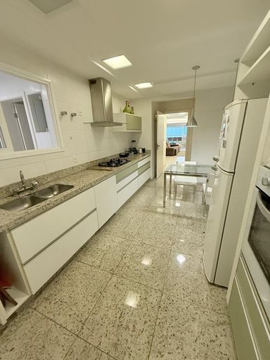 Cozinha com armários planejados e elétrico domésticos